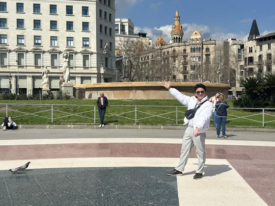 Santiago de viaje, en una plaza