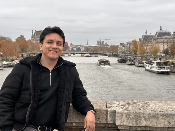 Santiago sentado junto a un río