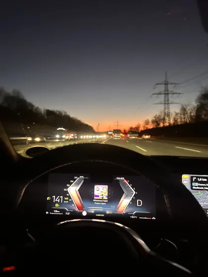 El tablero del carro, de noche en carretera