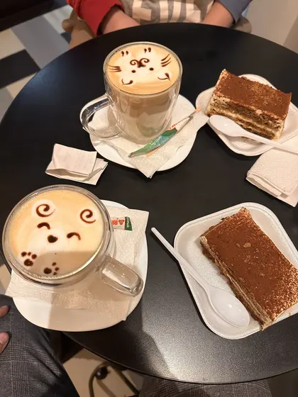Café y postre en una mesa