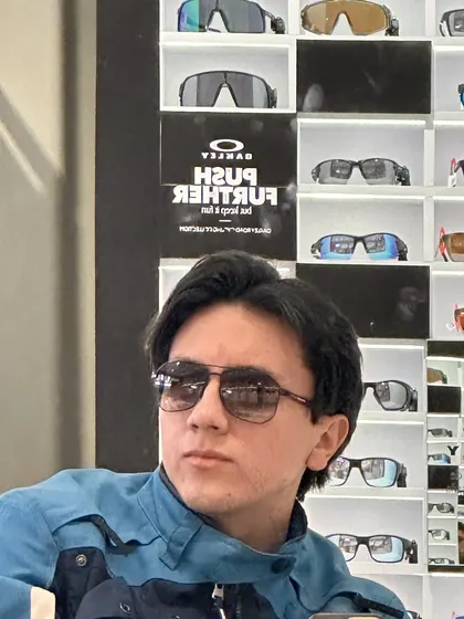 Santiago probándose gafas de sol