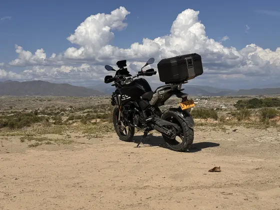 Una moto BMW GS en un paisaje seco