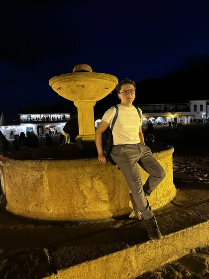 Santiago de noche junto a una fuente