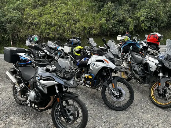 Varias motos BMW aparcadas