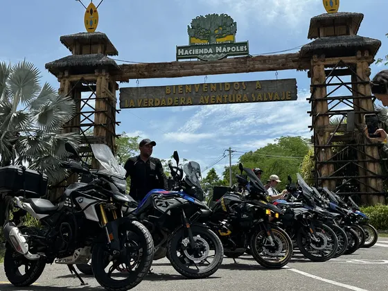 Motos a la entrada de una hacienda