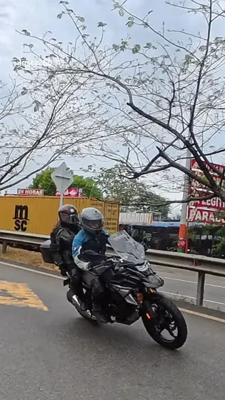 Motos en carretera entre árboles